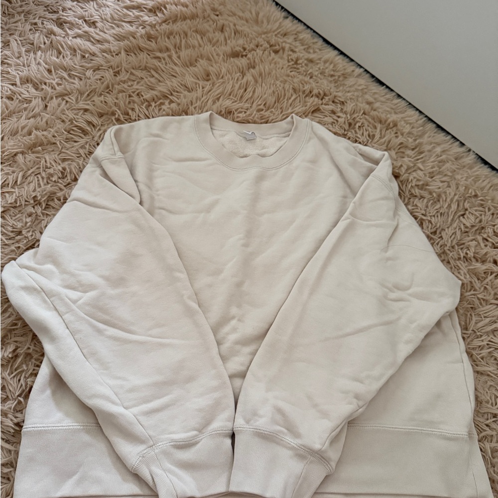 uniqlo cream sweatshirt